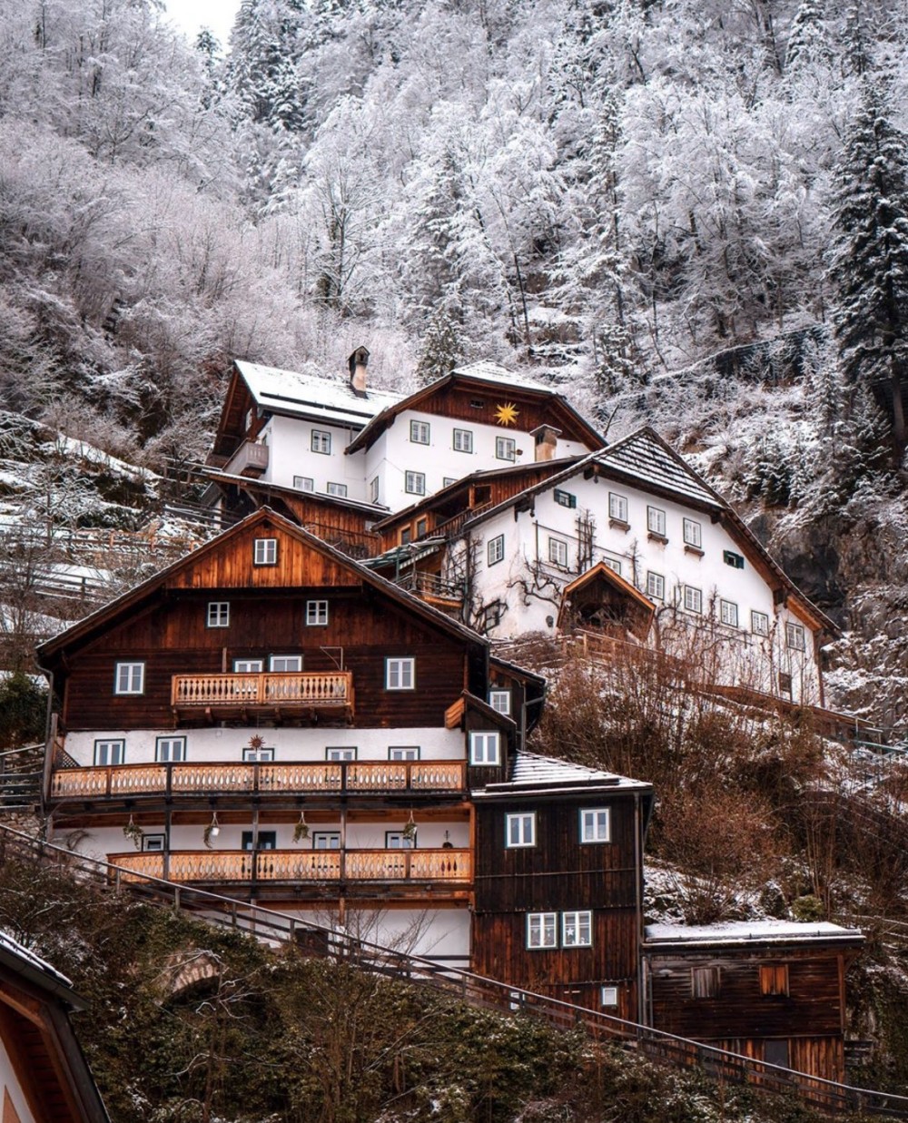 因剛好在Hallstatter See與達赫斯坦山腳下,居民就巧妙沿著峭壁蓋了小房子,也就打造了這特殊人文與建築風情