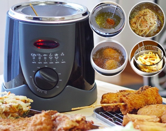 小小一部的「一人炸物機」操作上當然都是超簡易便利，先來就是準備要炸的食物及可以承受到高溫的油，然後就在炸物機裏放入足夠的油