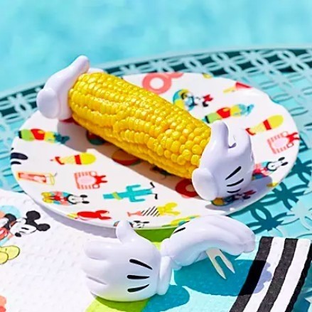 而迪士尼網上店最近就推出了一款「米奇手套粟米神器」,可以幫你解決這個困擾,而且還好萌喔!