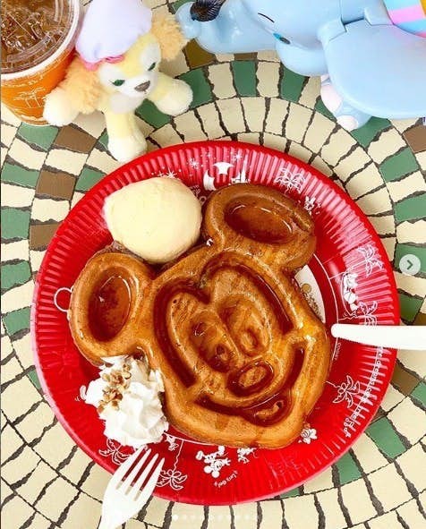 迪士尼就是一個帶給人夢幻和奇妙感覺的地方,園區內的設施和小食全部都好童話式,樂園內售賣的小食一樣是可愛得不要不要的節奏