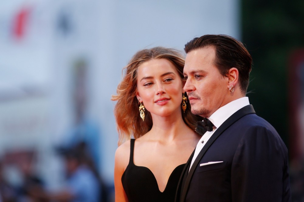 Johnny Depp 與 Amber Heard 於 2015 年結婚,不過這場婚姻只維持了短短 15 個月,離婚後女方更指控男方家暴