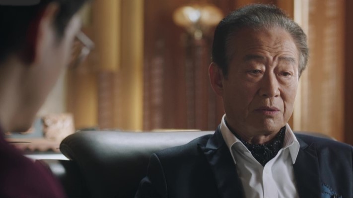 在現實中的「總政治局長」崔龍海原來也曾因犯錯而要被捕去「改造」,所以就有一個叫「黃炳誓」的人慢慢上位