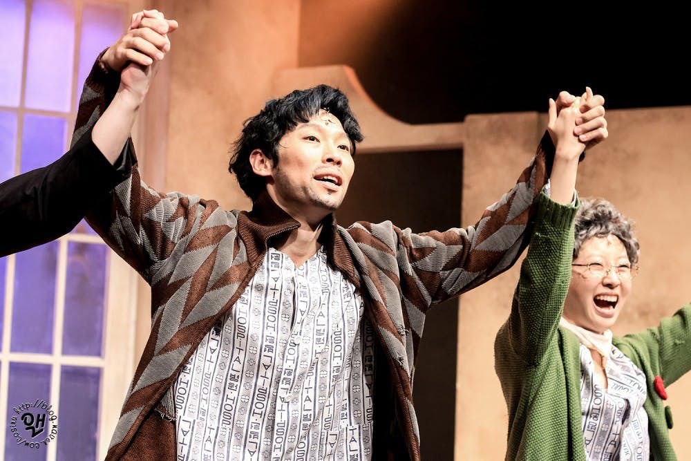 不過原來楊慶元在拍電視劇前,他主要的工作就是演出舞台劇及音樂劇,2010年透過音樂劇《百老匯42街》出道