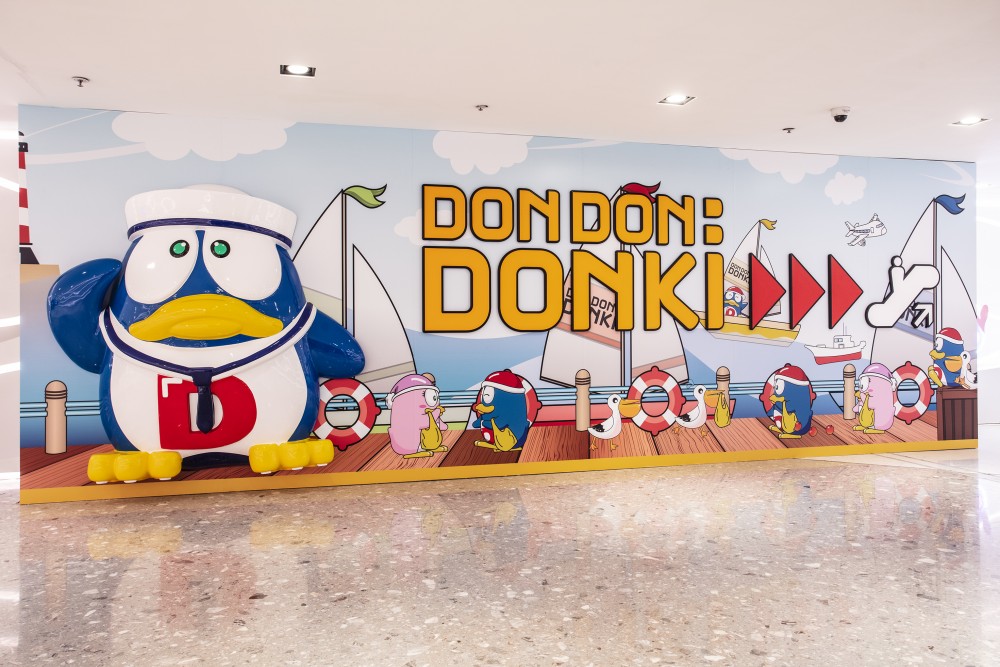 有傳豐泰地產最近把位於將軍澳Monterey商場租予給「驚安の殿堂」,所以在該處最近出現「驚安の殿堂」圍板