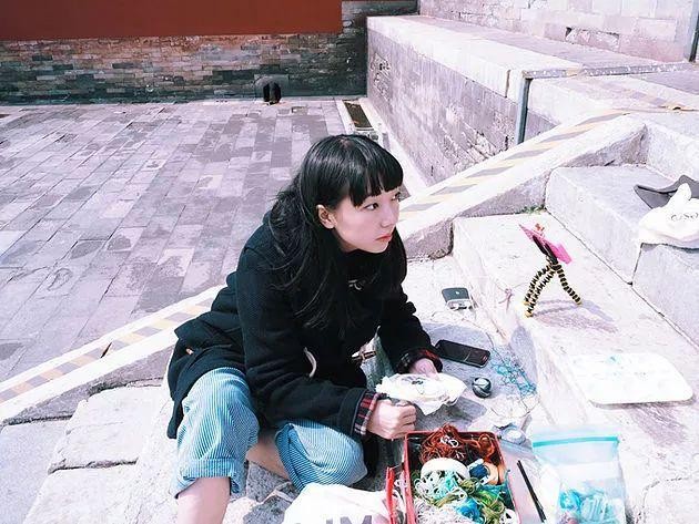 好她有隨身攜帶的針線,迅速把眼前的美景繡了下來,就這樣成為了「刺繡漫遊」系列的首個作品~