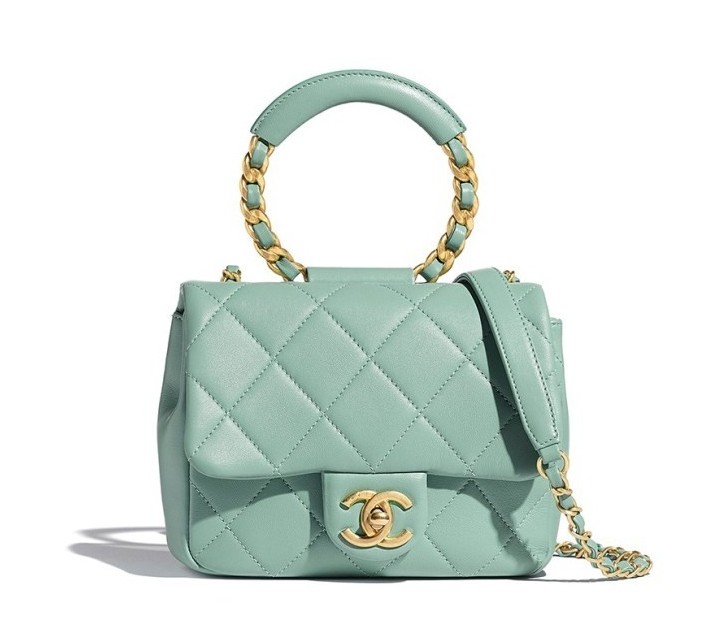 以極高質柔軟舒適的小羊皮製作而成,同時配搭Chanel的經典格紋、別具特色的金牌logo及招牌金鏈帶,整個設計可以說是近乎完美!