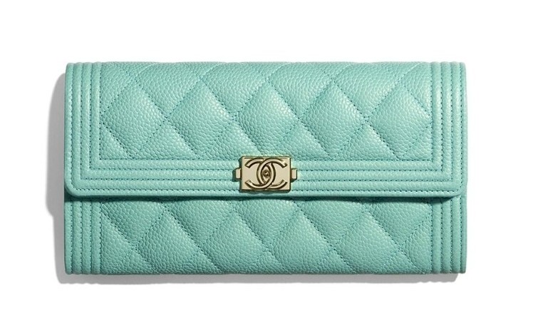 這款Boy Chanel長夾一定適合你,超大容量的收納空間,同時以荔枝紋小牛皮製成