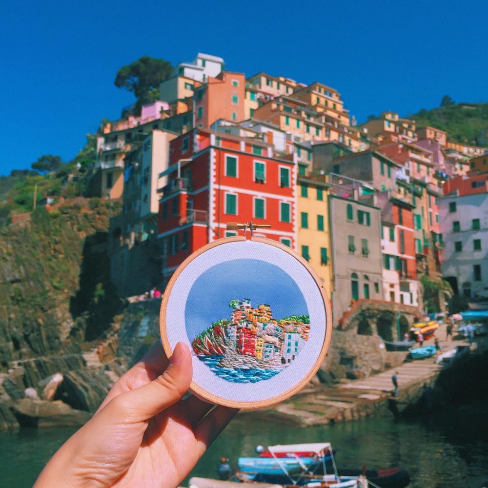 就是這樣喜愛旅遊的她,就開始用一針一線代替相機記錄旅途中遇到的風景,她細緻、充滿意境的作品,讓你好像真的置身於當地