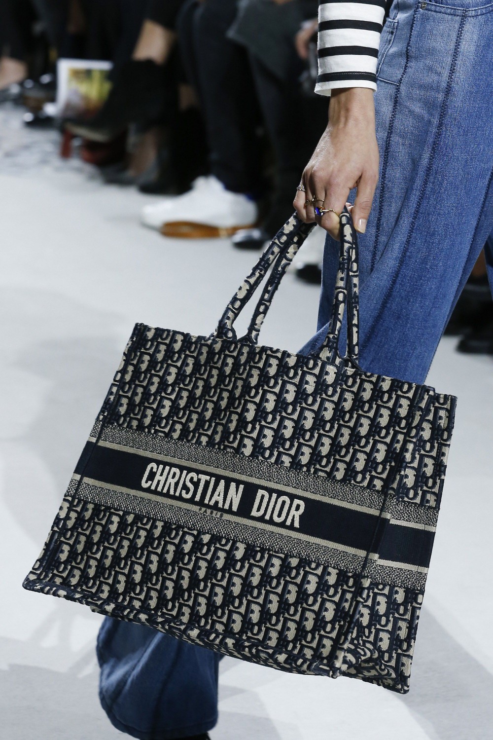 Monogram 絕對是 it bag 身上必備的元素了吧！