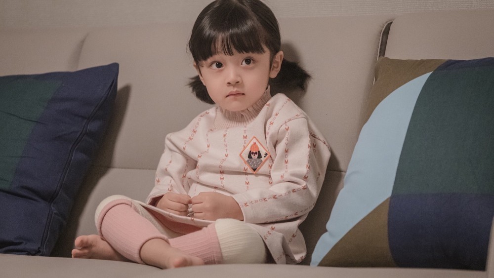 但因為小蘿蔔剛出生就失去了母親。後來在爸爸與珉貞再婚後,所以一開始把後母當作是親生母親。