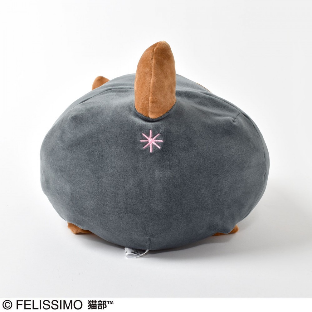這個貓咪抱枕連小細節都做得十分精緻,不只有小耳朵、四隻可愛的腳仔,連尾巴和可愛的屁屁都有,整體完成度好高。