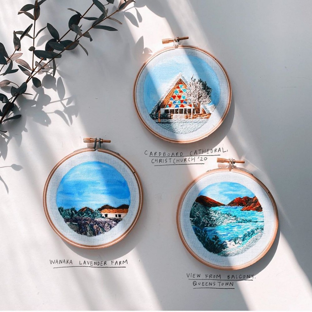 來自新加坡的Teresa原本就是名自由設計師和插畫師,向來獨特個性的藝術作品都讓人眼前一亮,她也與不同知名大品牌合作過!而這次想要介紹的則是她用刺繡打造的旅行日記~