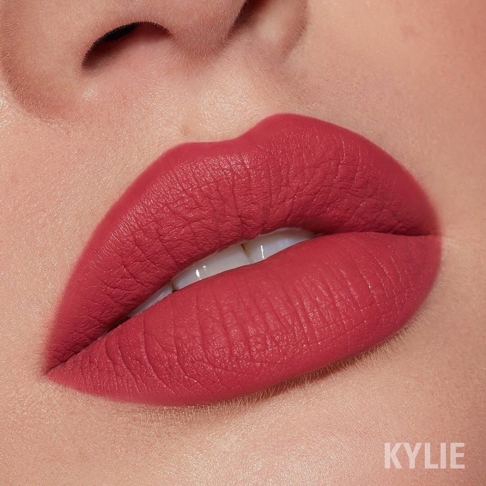 唇膏方面,則是Kylie Cosmetics中的皇牌套裝,換上超夢幻蝴蝶包裝