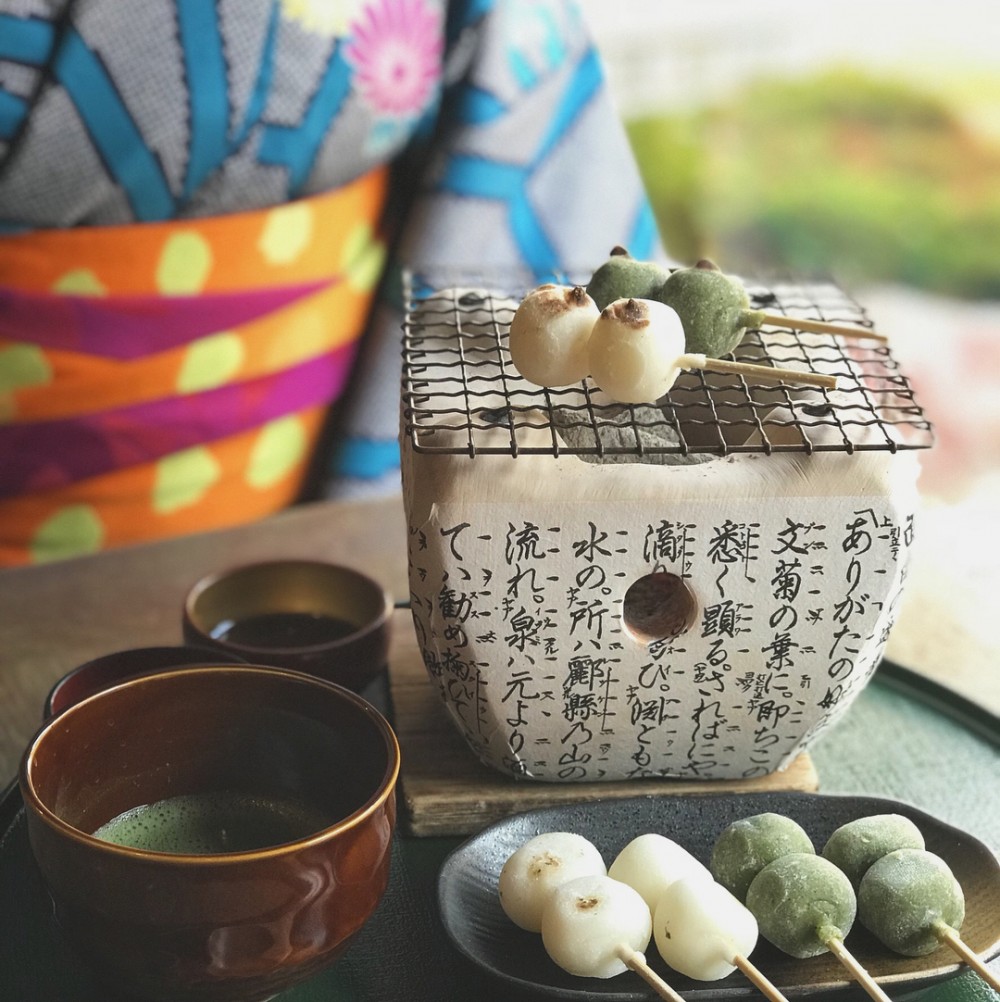 咖啡廳內是分成兩個區域,一邊是西式的餐枱,另一邊才是和式的榻榻米,如果是穿和服來用餐拍照的話,當然要選榻榻米那邊啊!