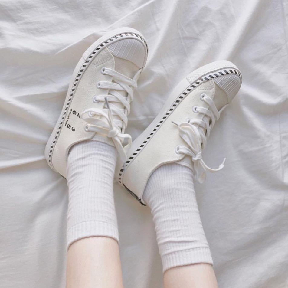 最值得入手的一定就是這雙設計簡約的帆布鞋,聽說就連當地的韓妹都爭相搶購它