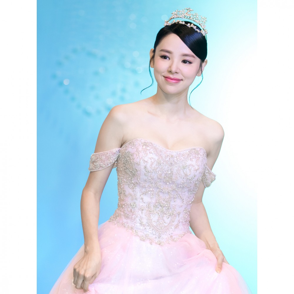 Zoie經朋友介紹下認識到Enrico,兩人認識兩個月後,Enrico才開始約會她,因當時Zoie喜歡米奇