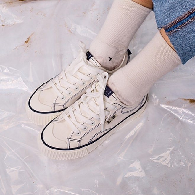 鞋款以白底藍色外縫線打造,同時鞋身也加入了「23.65」的小牌子