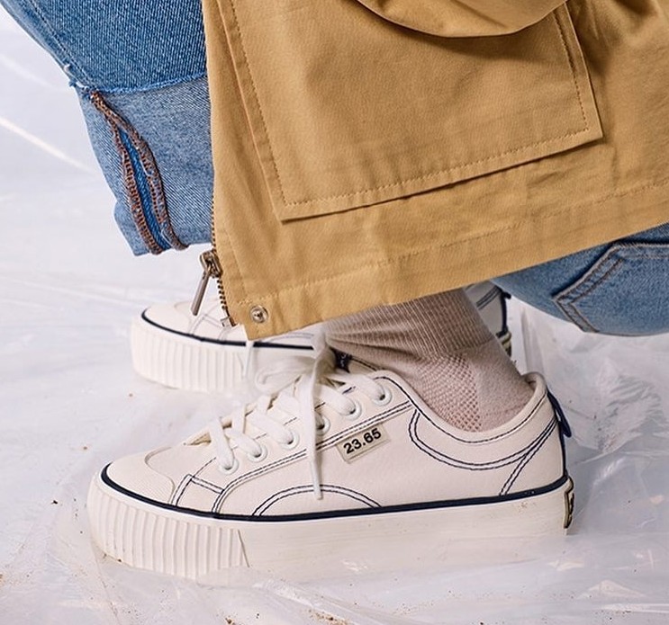 如果喜歡增高鞋款的你,就絕對不可錯過這雙外縫線鬆糕帆布鞋,超厚底的設計為你偷偷增高5cm