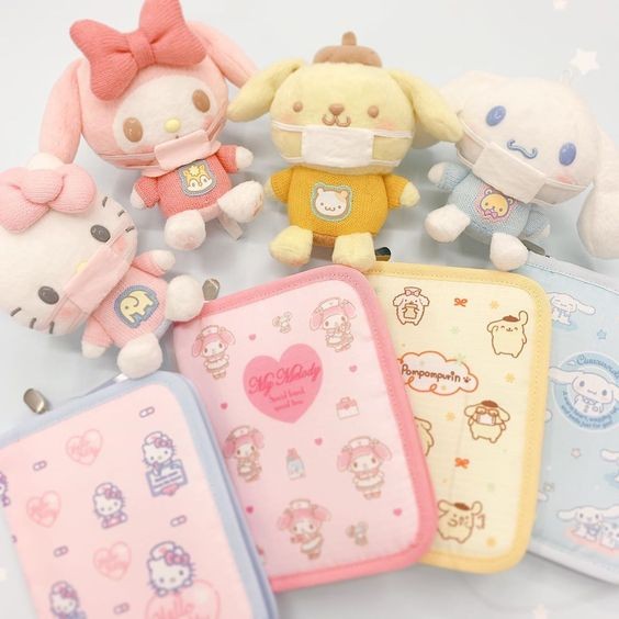 Sanrio這次推出的「口罩系列吊飾」,一共有Hello Kitty、My Melody、布甸狗、玉桂狗和PC狗五款,它們都是帶著口罩的模子真的超萌!