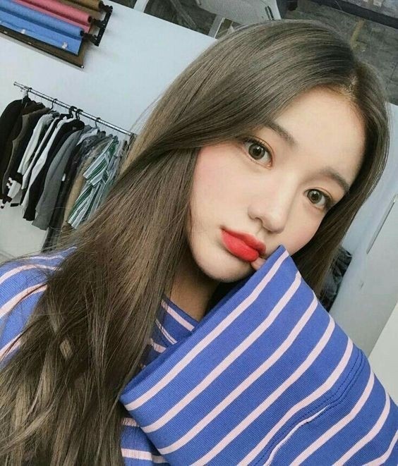 橄欖霧棕是一種帶有深綠調的神秘髮色,其實也不是每個女生都能駕馭得來,性感得來又帶有個性美