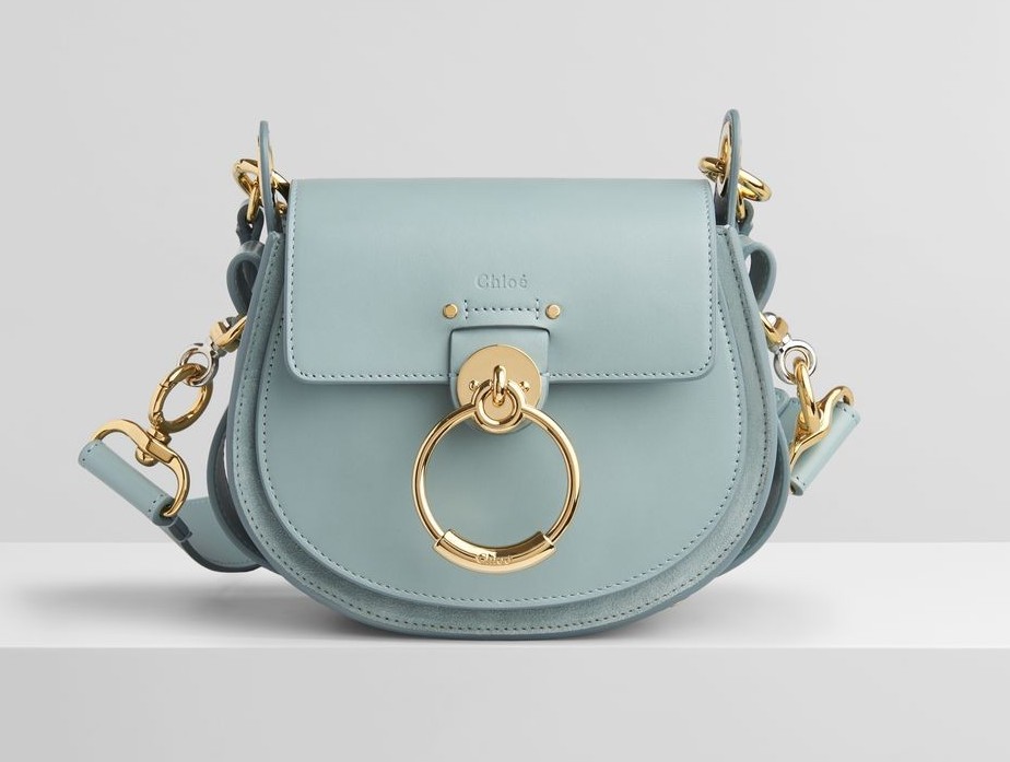說到Chloé,不得不提就是品牌的皇牌且具象徵性的手袋「SMALL TESS BAG」,其標誌性的O型金屬環圈