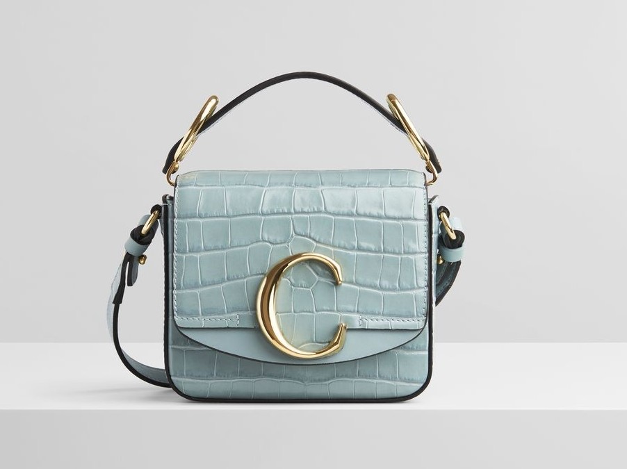 MINI CHLOÉ C BAG採用鱷魚紋拼接,令整個包款的紋理設計上更豐富。