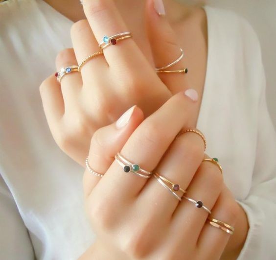 最近在日本就瘋傳一篇「戒指開運法則」,原來把戒指戴到每隻手指都有不同的意思,戴對的話可以讓你更事半功倍