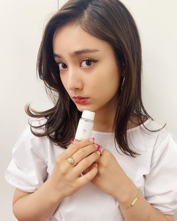 無名指:戴在左手無名指可加深愛情或其情感的關係。正在愛戀中的女生,只有在睡覺時戴著才有效啊!