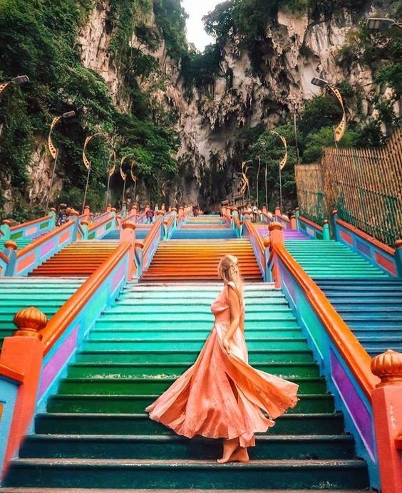吉隆坡也有一個以272層彩色階梯而成為熱門景點的黑風洞(Batu Caves),是印度以外最著名的印度教聖地之一
