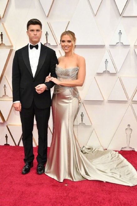 上年Scarlett Johansson與Colin Jost更確認訂婚喜訊,雖然暫時後續的婚禮細節,大家就好好期待一下他們的婚禮吧!