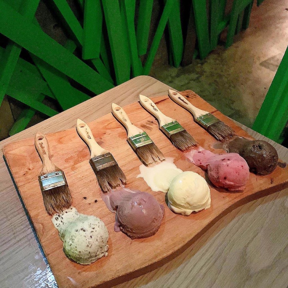 重頭戲「刷具雪糕」拼盤差不多是每一枱都必叫的招牌,將五種不同口味的雪糕放在木盤上