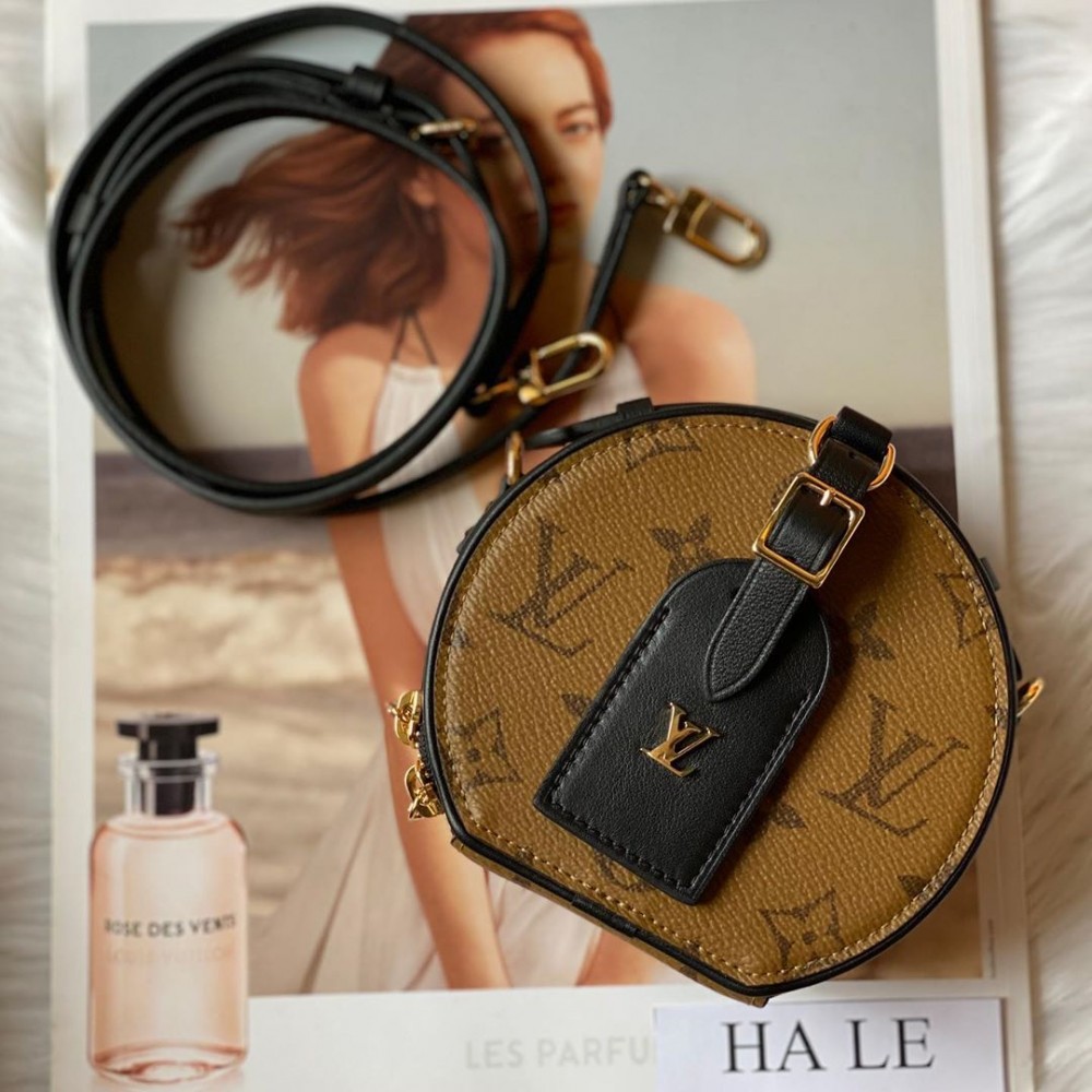 最令人感驚喜的就是此MINI BOÎTE CHAPEAU SOUPLE手袋原來還同時推出了另一個Monogram Reverse色調的版本
