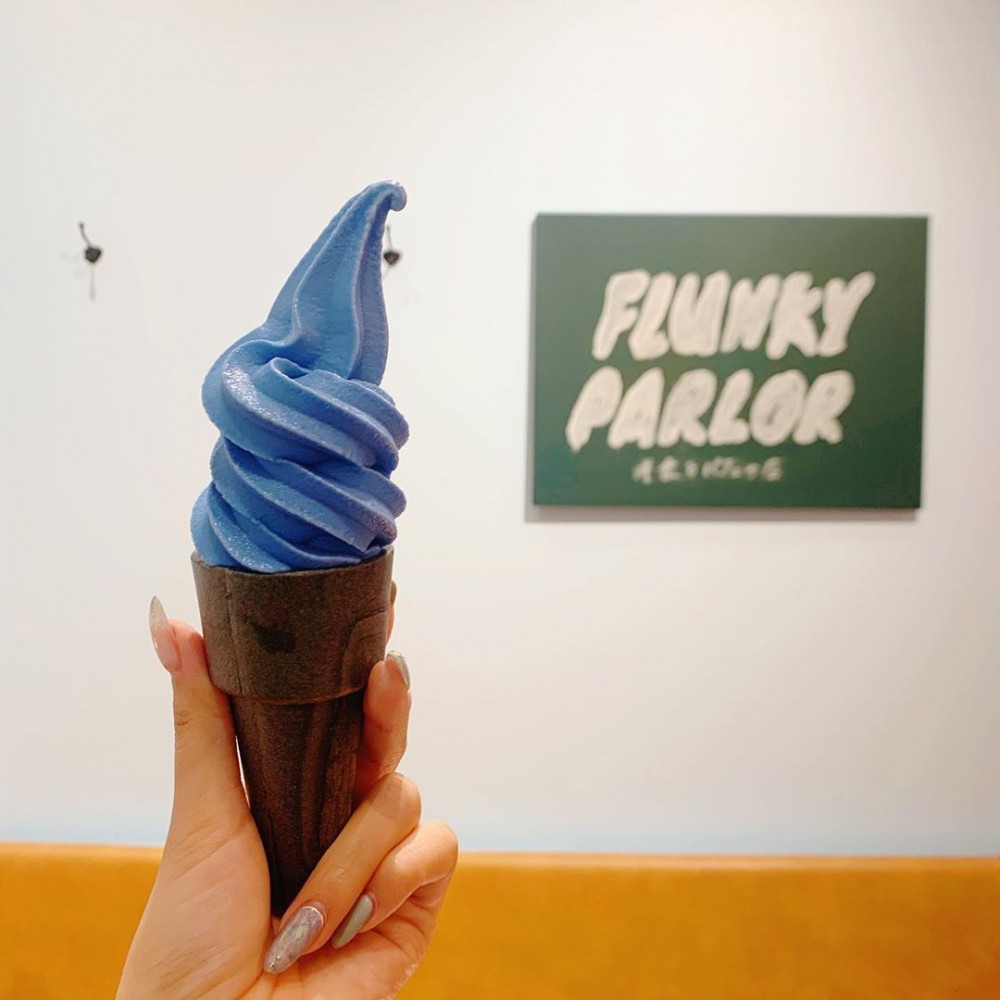 這款雪糕是杏仁口味,加入了健康的螺旋藻令它變成藍色,搭配著黑色的竹炭脆筒,雪糕更是無糖、無乳、無麩質,就連素食者也可以放心食用。