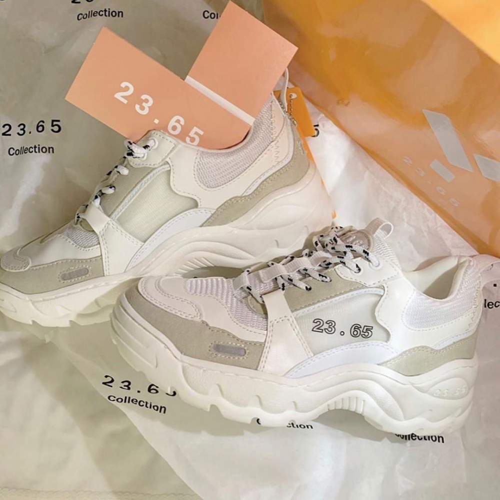 最近大熱的老爹鞋都成了大家搶購的目標,在鞋身線條或是鞋帶設計上都加入奶油灰及黑色作點綴