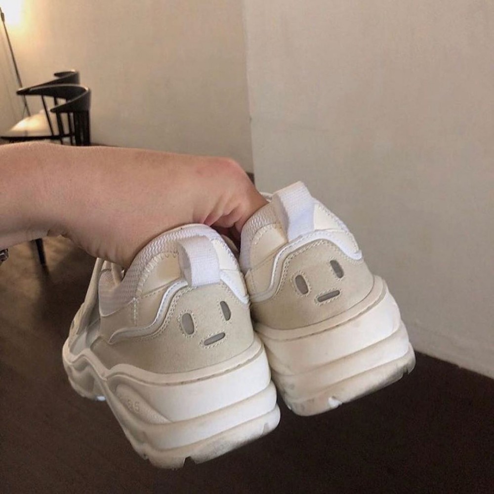 在鞋身後方還加入了三個小孔,以增強它的獨特性,遠看還有一點像一個人的臉孔