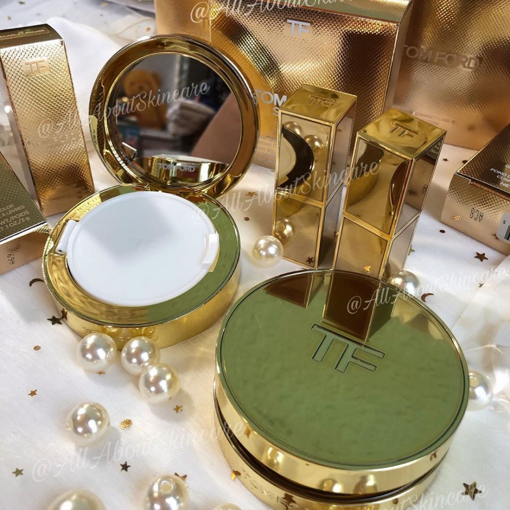 TOM FORD BEAUTY早前也推出了全新限量純金包裝的氣墊粉底,還找來了品牌熱賣產品的 Tom Ford Traceless「黑氣墊」與 Soleil 柔光水瀅「白氣墊」