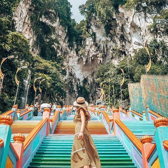 以階梯當背景,不管是站著或坐著拍都好美,也建議女生穿長裙到,可以揚起裙襬來拍照~