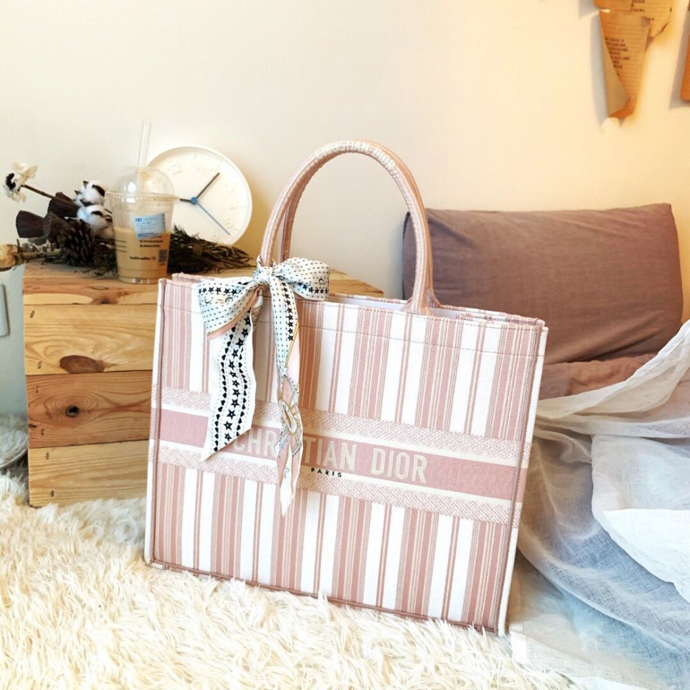 正面點綴「Christian Dior」logo,手袋尺寸為41.5 x 35 x 18 公分,基本上你想裝甚麼都難不到它