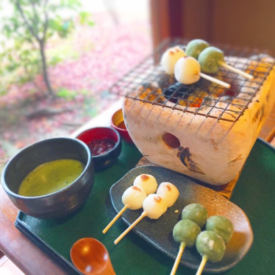 「烤糰子套餐」提供了艾草和白糰子兩種口味,還附上抹茶可以一起享用,你可以控制外脆內軟的程度