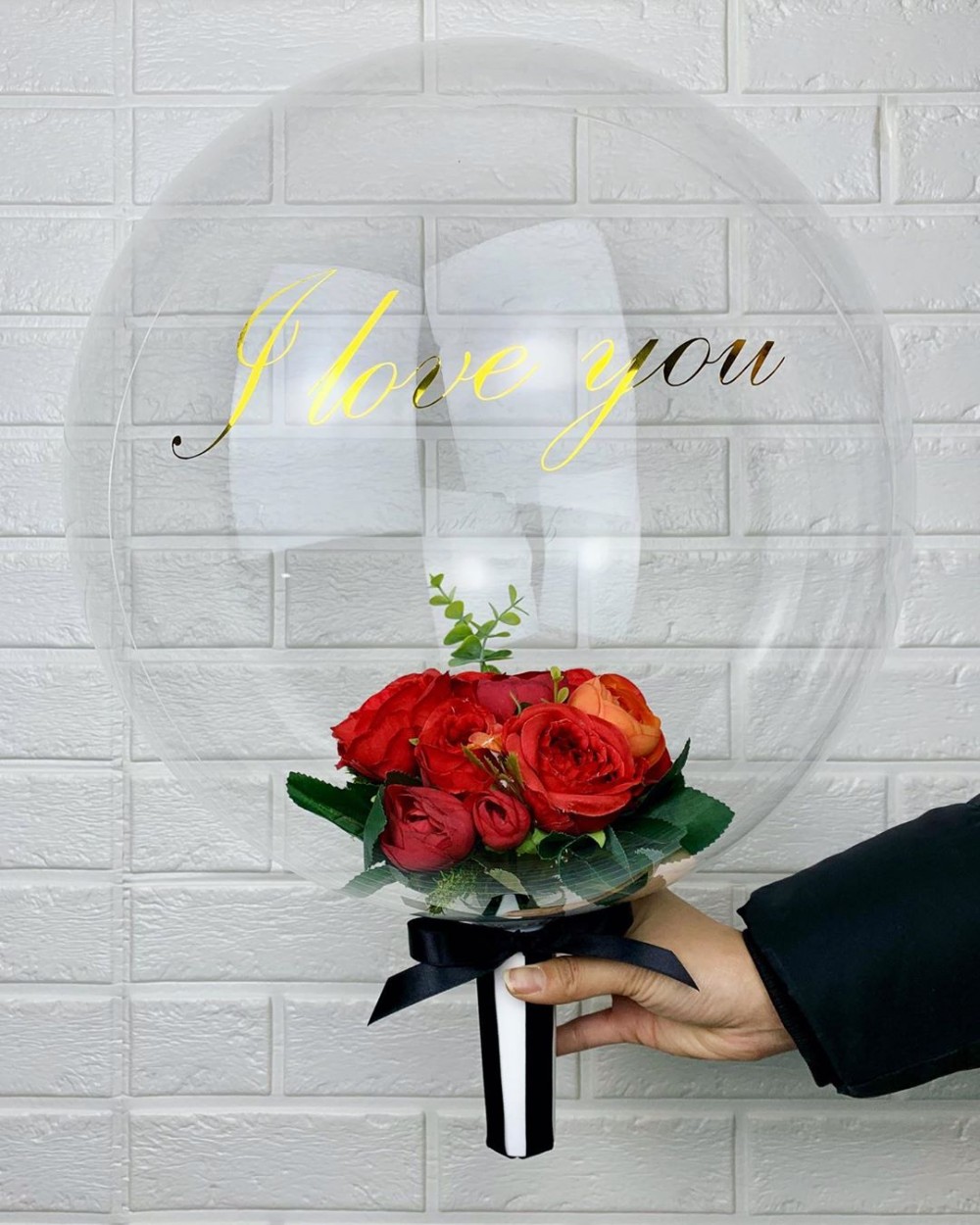 今年被韓妞們洗版的是超人氣的「氣球花束」,將花束包在氣球裡面,絕對是今年情人節的大勢~