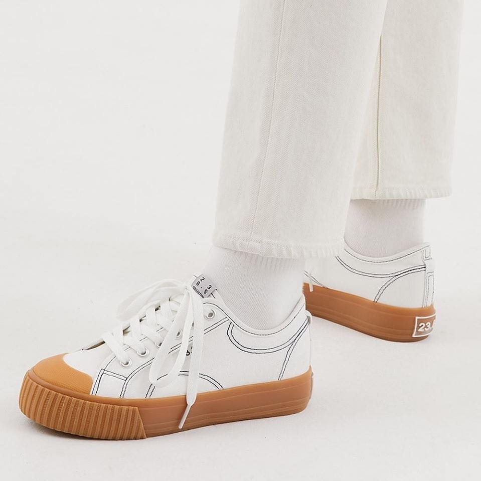 不喜歡全雙鞋太白的你,可以選擇這款前面融入了奶麥色的鞋頭