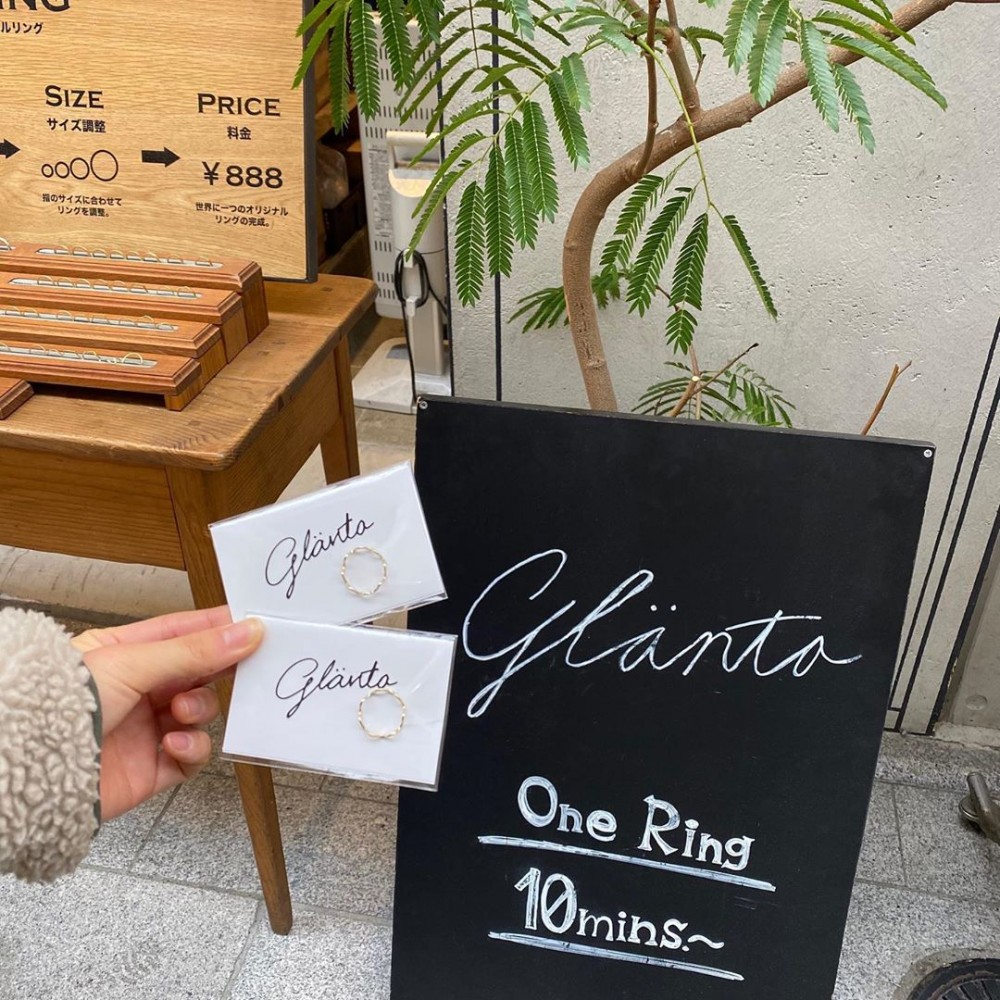 日本飾品店「glänta」就有戒指客製化服務,重點是價錢不貴,而且5分鐘就拿到你的專屬戒啦!