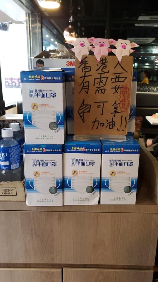 龍門冰室將尖沙咀店搖身一變為防疫物資派發站,老闆努力搜羅口罩及清潔用品等物資再分發給需要人士!