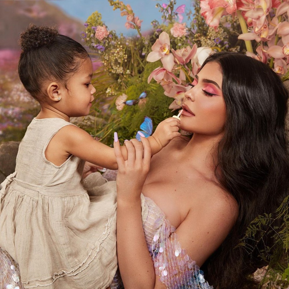 本月1日是Kylie的女兒Stormi的生日,而Kylie Cosmetics 推出了全新的彩妝系列作為她的禮物