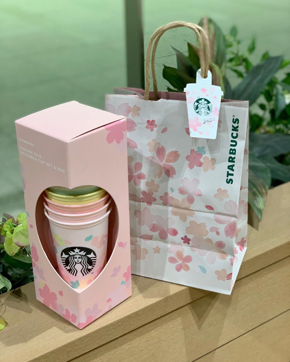 它就是來自日本Starbucks REUSE and RESPECT 系列的環保櫻花杯！