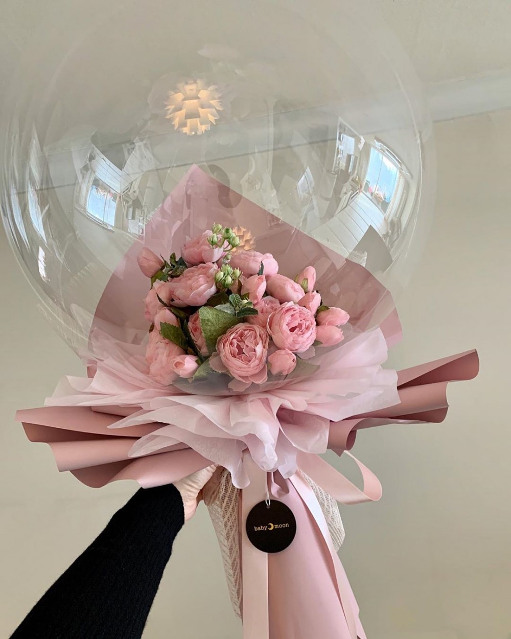 「氣球花束」,幫玫瑰花束外加上一個透明的氣球,打造出浪漫的粉紅泡泡感。