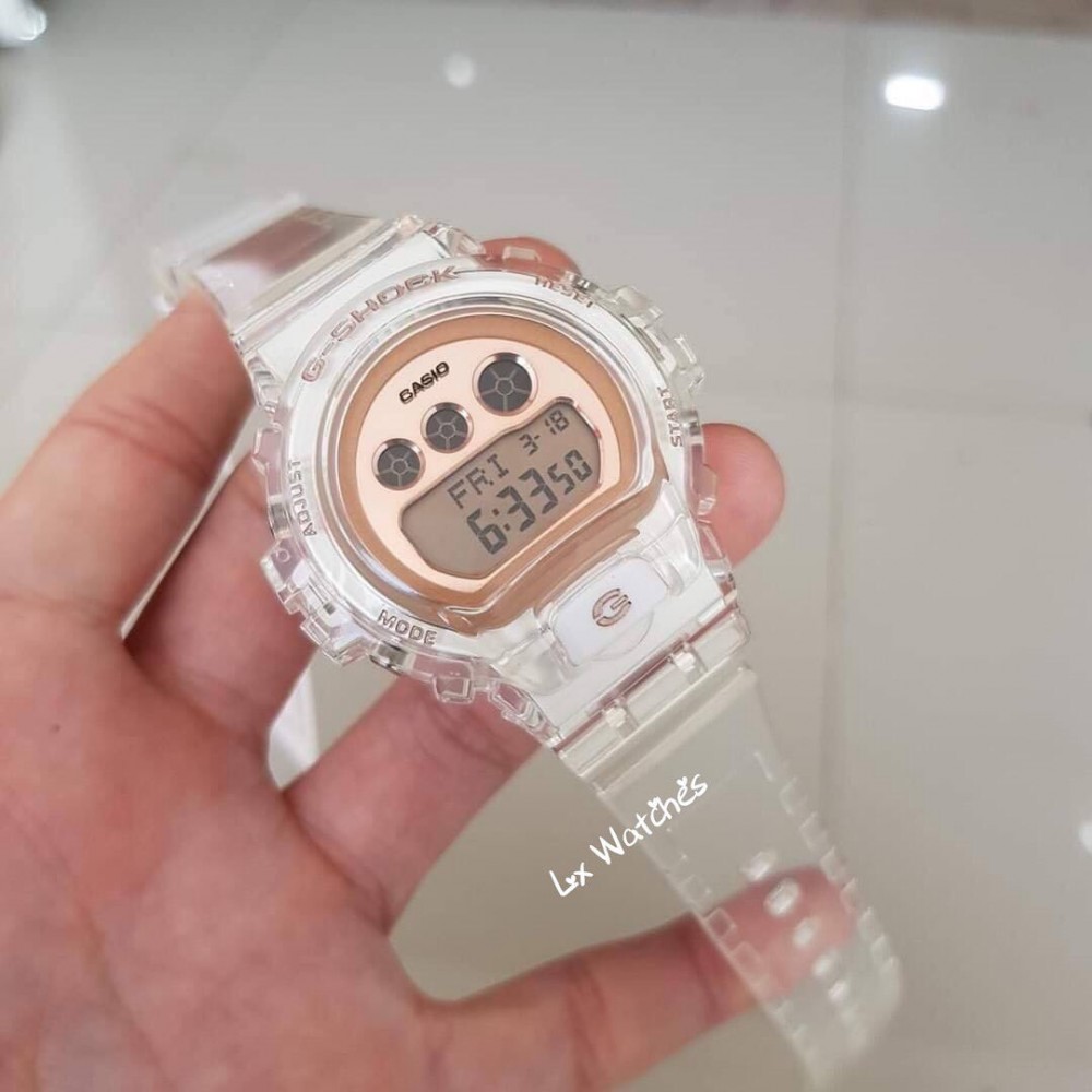 手錶採用鏡面處理錶盤,數位顯示超經典!在機能上除了都是耐衝擊構造、可防水 200 米