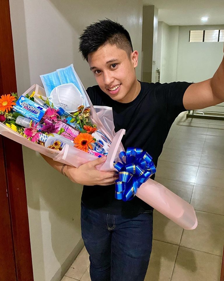 一位菲律賓男生就在網上分享指他決定送「口罩花束」給女生