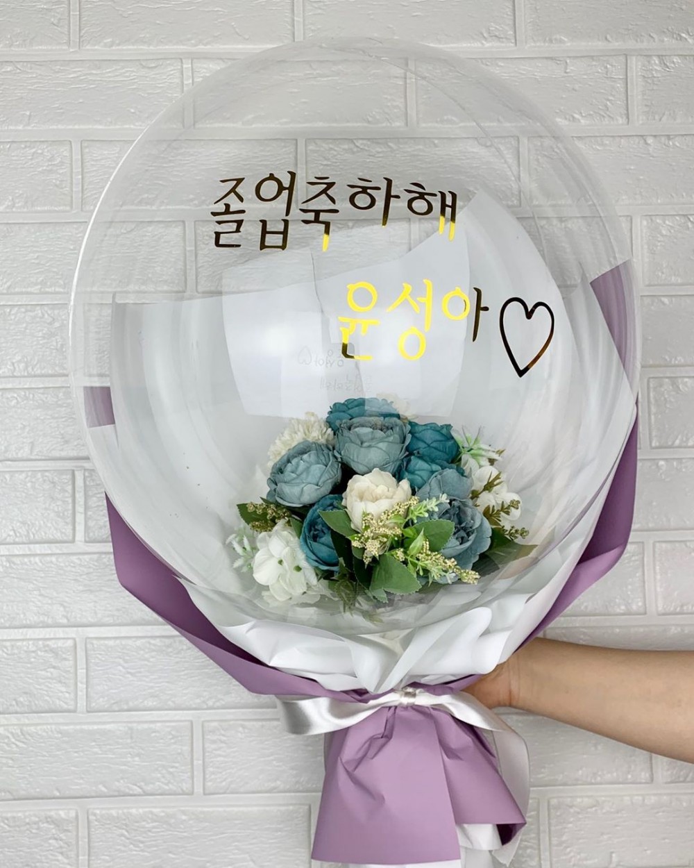 而這個氣球花束上可以直接把滿滿的祝福印上氣球上,美觀之餘又能把心意送給對方。