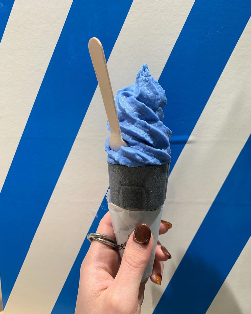 最近推出超吸晴的「 藍色杏仁 Blue Almond 」,是色彩權威機構Pantone宣佈的2020年的年度代表色「經典藍 Classic Blue」的藍色雪糕